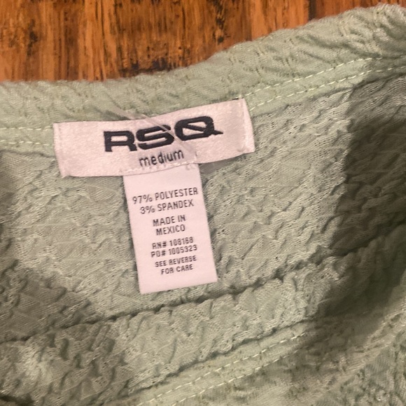 Tilly’s RSQ green cropped shirt - Picture 2 of 5